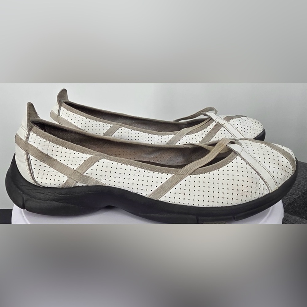 Clarks Privo Aria White Perforated
Leather Ballet Flats Size 8M